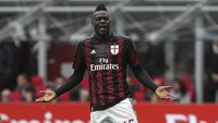 Saat berstatus pemain Liverpool, Mario Balotelli pernah menjalani masa peminjaman di Milan pada 2015/2016. Foto: Marco Luzzani/Getty Images