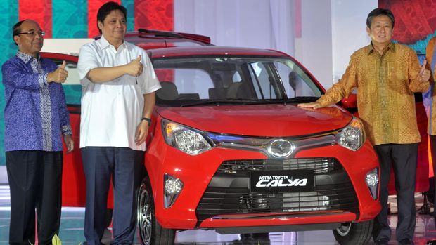 Sudirman MR berdiri di sebelah Menperin Airlangga Hartarto di acara peluncuran LCGC Sigra.