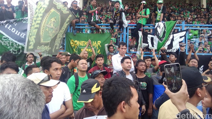 Bonek menggelar demonstrasi di Stadion Tugu