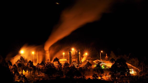 Instalasi sumur panas bumi (Geothermal) milik PT Geo Dipa Energi yang beroperasi di kawasan dataran tinggi Dieng, 2016.