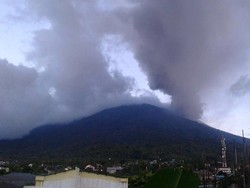 Kota Ternate Hujan Debu, Bandara Sultan Babullah Masih Ditutup