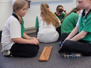 Kala Murid SD Canberra Belajar Bahasa Indonesia via Permainan Tradisional