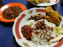 Sedapnya Nasi Uduk Komplet yang Gurih di 4 Warung Ini