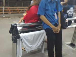 Begini Saat Penumpang Commuter Line Protes Kursi Sandar di Stasiun