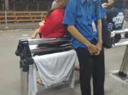 Begini Saat Penumpang Commuter Line Protes Kursi Sandar di Stasiun