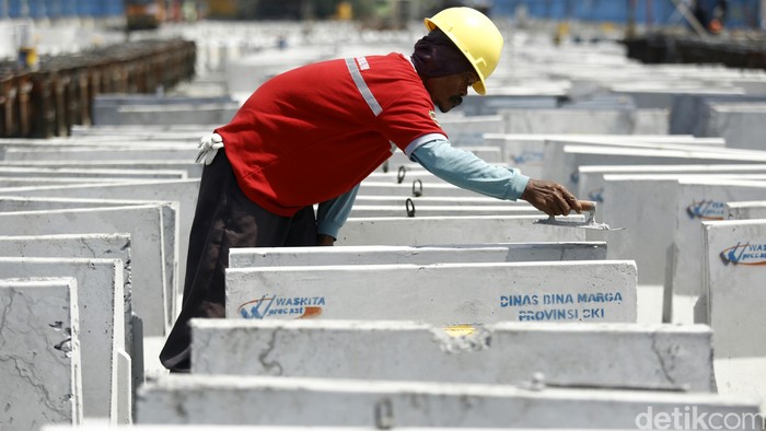 Melihat Produksi Beton Waskita Pekerja melaksanakan proses pengerjaan Spun Pile dan Box Girder di Pabrik Waskita Beton Precast, Karawang, Jawa Barat, Rabu (3/8/2016). Di pabrik yang seluas 15 ha memiliki kapasitas buatan 400.000 ton per tahun. Dipabrik ini dibuat banyak sekali macam beton diantaranya Spun Pile, Box Girder, Concrete Barrier, PC-I Girder, Concrete Rail Way dan CCSP. Produksi dipabrik karawang ini didistibusikan untuk keperluan proyek tol becakayu, solo kertosono, giant sea wall, proyek jalan layang tendean cileduk dan lrt Palembang. Agung Pambudhy/Detikcom.