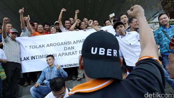 Pengemudi Online Demo di MGK Kemayoran