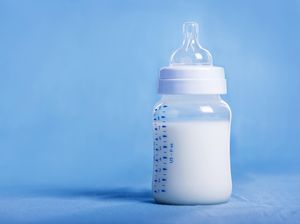 4 Alasan Sebaiknya Hindari Pakai Botol Dot Saat Memberi ASI Perah pada Bayi 4 Alasan Sebaiknya Hindari Pakai Botol Dot Saat Memberi ASI Perah pada Bayi