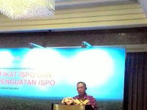 Darmin Serahkan Sertifikat ISPO Pada 35 Perusahaan Sawit
