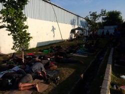 Pagi Ini Ratusan Bonek Masih Bertahan di Stadion Koja