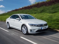 VW Passat GTE Plug-In Hybrid Dibanderol Rp 635 Jutaan