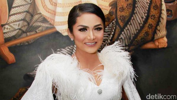 Gaya Krisdayanti dengan Busana Bulu, Yay or Nay?