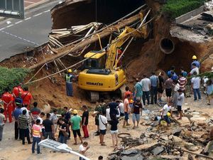 Lubang Menganga Selebar 20 Meter Tiba-tiba Muncul di China, 1 Orang Hilang Lubang Menganga Selebar 20 Meter Tiba-tiba Muncul di China, 1 Orang Hilang