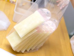Stok ASI Perah Mencair, Bolehkah Dikonsumsi? Kenali Ciri-ciri ASI Basi Stok ASI Perah Mencair, Bolehkah Dikonsumsi? Kenali Ciri-ciri ASI Basi