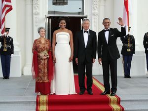 Michelle Obama Tampil Elegan Pakai Gaun Desainer Favorit Lady Gaga Michelle Obama Tampil Elegan Pakai Gaun Desainer Favorit Lady Gaga