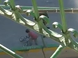 Terlalu! 2 Tentara Israel Merebut Sepeda Bocah Palestina di Tepi Barat