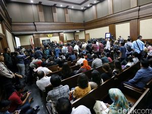 Pengunjung Tepuk Tangan Saat Ahli Bicara Sianida di Lambung Mirna