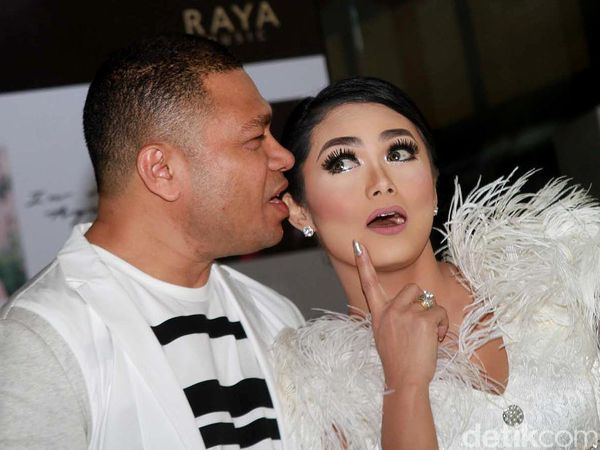 Begini Kemesraan Krisdayanti dan Raul Lemos Kalau Sedang Makan Bareng!