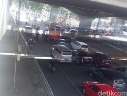 Penyebab Macet 6 Km di LA: Perbaikan Rel di Tanjung Barat, KRL Jalan Pelan
