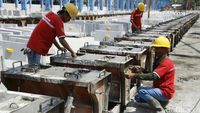 Melihat Produksi Beton Waskita
