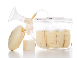 Amankan Stok ASI Perah, Ibu Ini Memasak Sambil Pumping