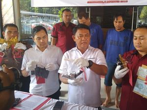 Komplotan Bersenjata ini Menyaru Jadi Polisi untuk Merampas Truk