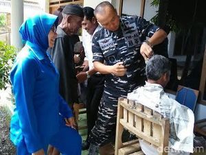 Peringati HUT ke-70, Jalasenastri Banyuwangi Gelar Cukur Gratis