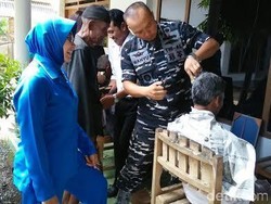Peringati HUT ke-70, Jalasenastri Banyuwangi Gelar Cukur Gratis
