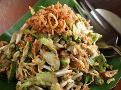 Lagi Berdiet? Yuk, Makan Karedok Renyah Gurih di Tempat Ini!