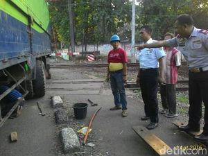 PT KAI akan Tuntut Pemilik Truk yang Mogok di Perlintasan Tambun