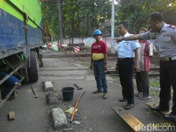 PT KAI akan Tuntut Pemilik Truk yang Mogok di Perlintasan Tambun