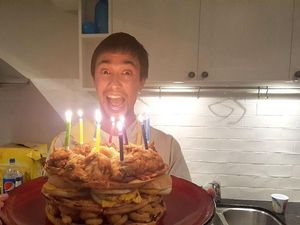 Kue Ulang Tahun Ini Dibuat dari Pizza, Burger dan Fried Chicken