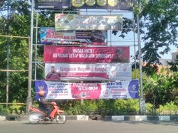 Spanduk Harga Mati Bu Risma Tetap Walikota Suroboyo Bertebaran di Kota Pahlawan