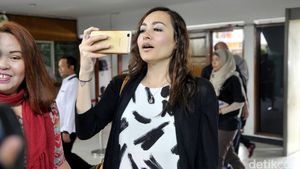 Sidang Putusan Cerai, Dewi Rezer Sibuk Main Handphone
