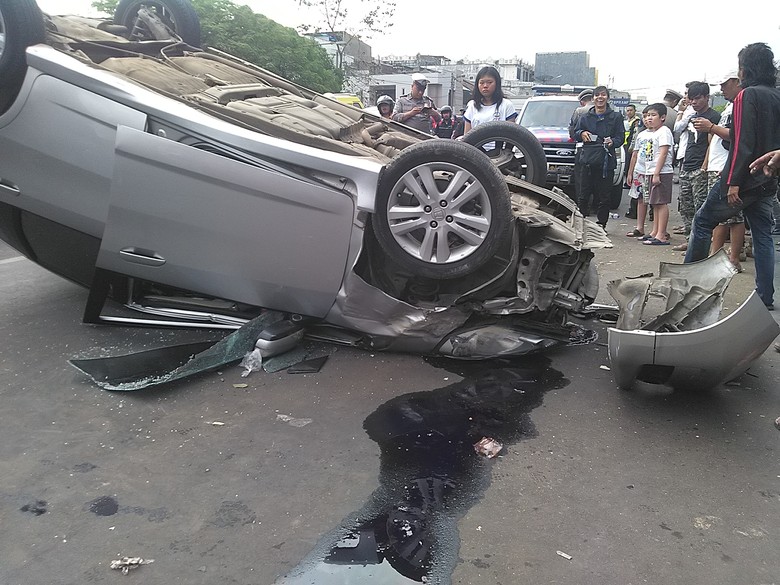 Tabrak Angkot, Mobil Honda Jazz Terbalik di Jalan Otista 