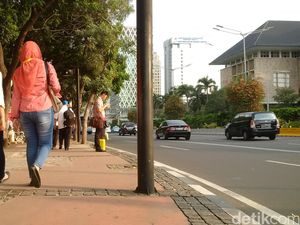Lenggang Kangkung di Jalur Pedestrian Jakarta