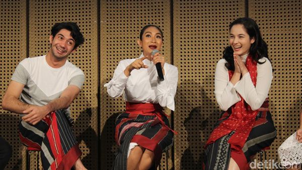 Reza Rahadian dan Chelsea Islan di Jumpa Pers Bunga Penutup Abad