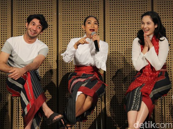 Reza Rahadian dan Chelsea Islan di Jumpa Pers Bunga Penutup Abad