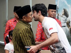 B.J.Habibie Tanda Tangani Poster Film 3 Srikandi