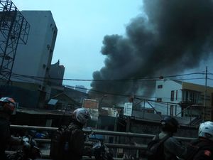 Kebakaran Melanda Permukiman Padat di Roxy