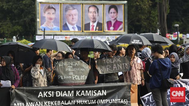 Sejumlah aktivis melakukan aksi 'Kamisan' di depan Istana Merdeka, Jakarta, Kamis, 4 Agustus 2016. Pada aksi yang ke-453 tersebut korban dan keluarga korban pelanggaran HAM menuntut penyelesaian kasus-kasus HAM, menolak diangkatnya Wiranto sebagai Menkopolhukam dan mendukung kesaksian Haris Azhar. CNN Indonesia/Adhi Wicaksono.