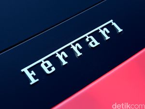 Ferrari Hilang Kendali di Tol JORR sampai Tabrak Mobilio Ferrari Hilang Kendali di Tol JORR sampai Tabrak Mobilio