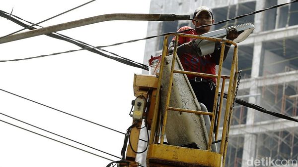 Lampu Penerangan Jalan di Cikini Diperbaiki