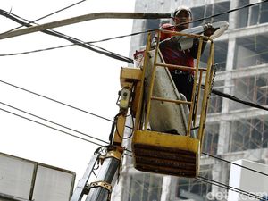Lampu Penerangan Jalan di Cikini Diperbaiki