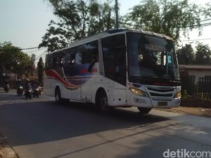 Bonek Pulang ke Surabaya Naik KA dari Senen, Dikawal Intel dan Brimob