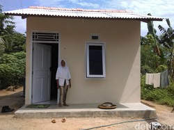 Berkat Kepedulian Warga, Nenek Sebatang Kara ini Punya Rumah Baru