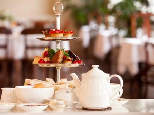 10 Tata Cara Saat Menikmati Afternoon Tea Gaya Inggris (1) 10 Tata Cara Saat Menikmati Afternoon Tea Gaya Inggris (1)