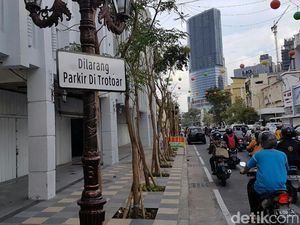 Surabaya Punya 45 Kilometer Trotoar yang Nyaman untuk Pejalan Kaki Surabaya Punya 45 Kilometer Trotoar yang Nyaman untuk Pejalan Kaki
