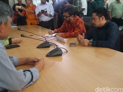 Pasangan Bacagub Independen Ahmad Taufik-Mujtahid Datangi KPU Jakarta