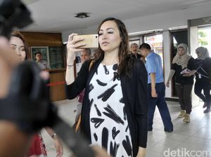 Dewi Rezer Masih Takut dengan Kata Menikah Dewi Rezer Masih Takut dengan Kata Menikah